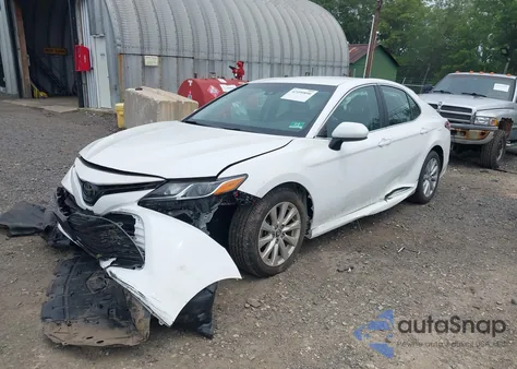 2018 Toyota Camry Le z USA, uszkodzony, nr VIN 4T1B11HK5JU551693
